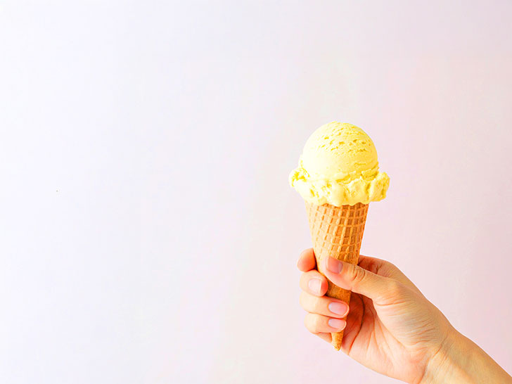 アイスクリームを持つ手