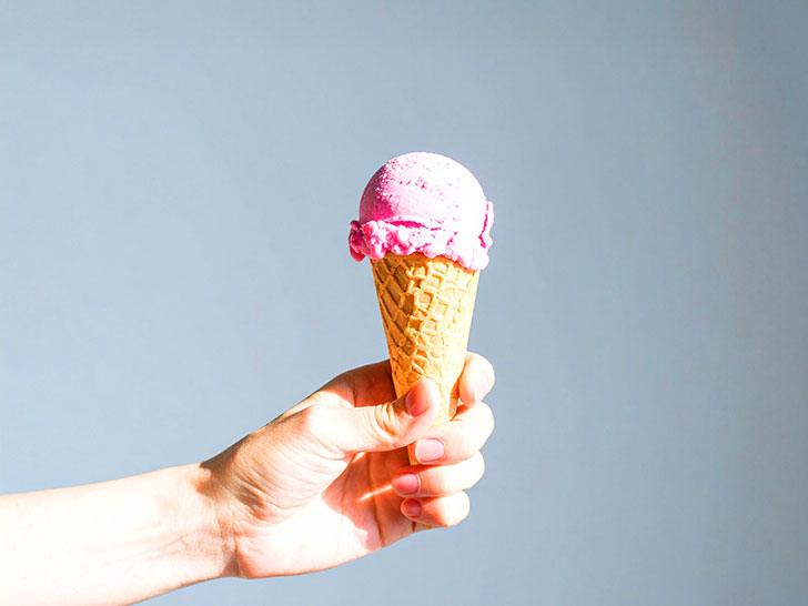 アイスクリームを持つ手