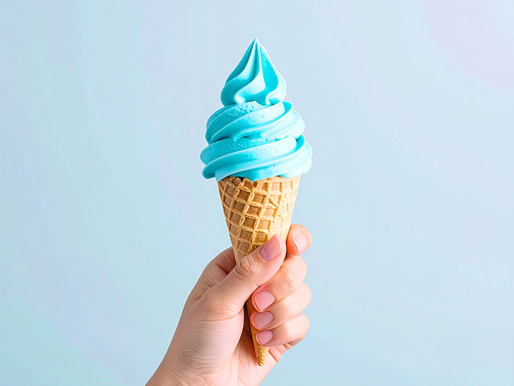 アイスクリームを持つ手