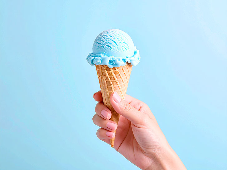 アイスクリームを持つ手