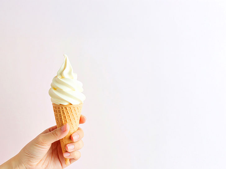 アイスクリームを持つ手