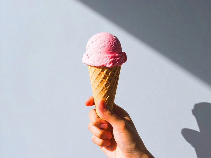 アイスクリームを持つ手
