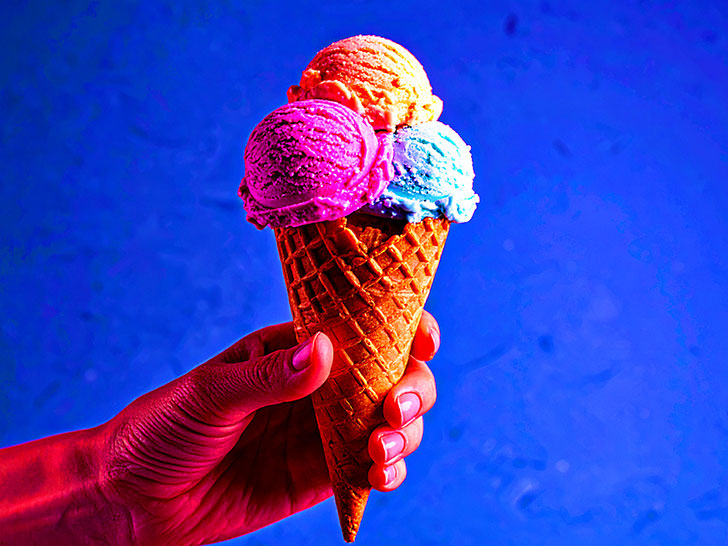 アイスクリームを持つ手