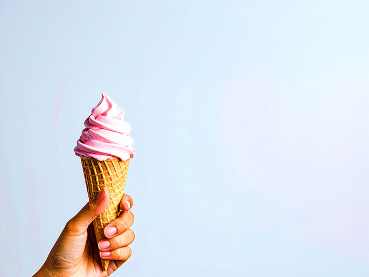 アイスクリームを持つ手