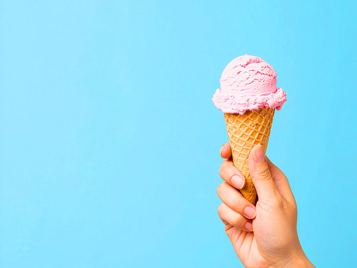 アイスクリームを持つ手