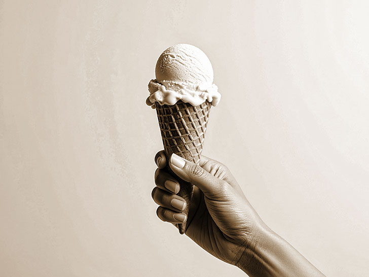アイスクリームを持つ手