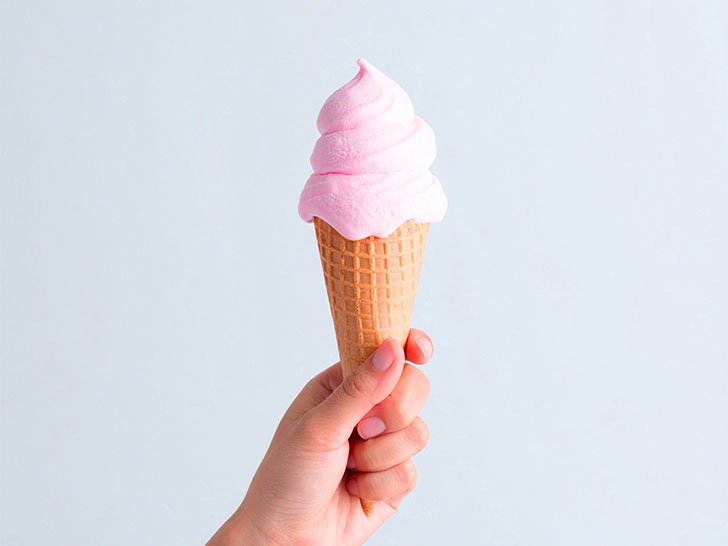 アイスクリームを持つ手