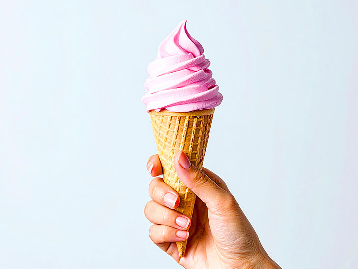 アイスクリームを持つ手