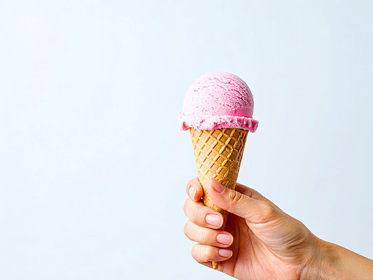 アイスクリームを持つ手