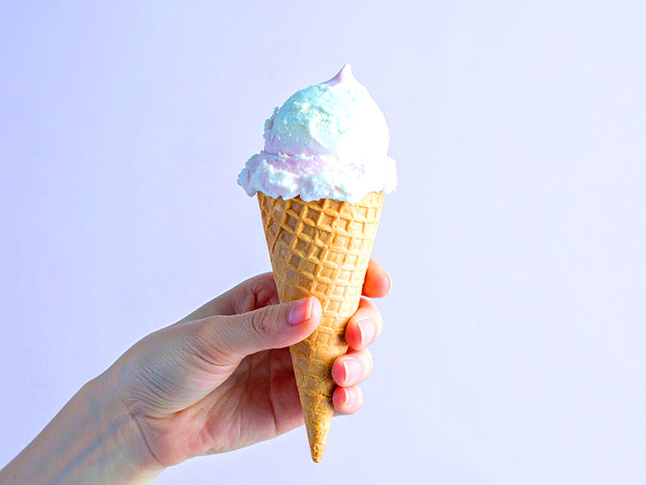 アイスクリームを持つ手