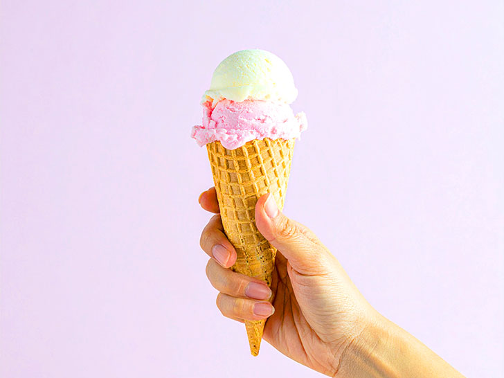アイスクリームを持つ手