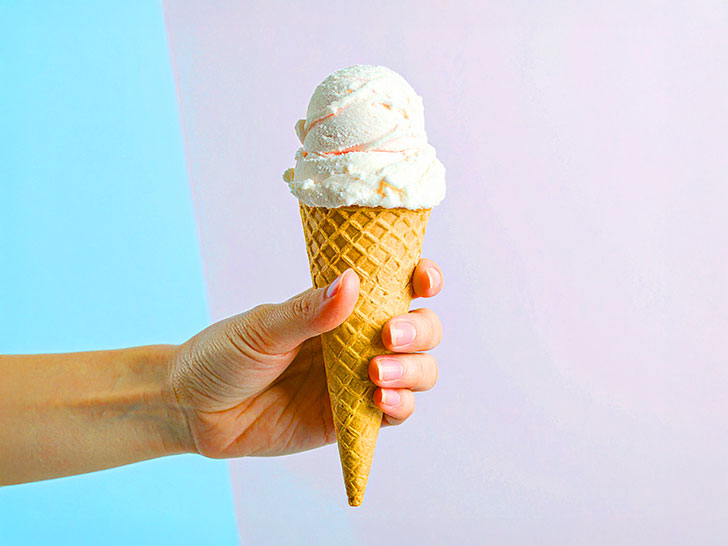 アイスクリームを持つ手
