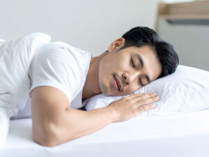 ベッドで眠る若い男性