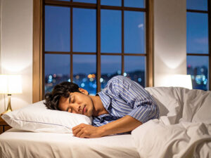 ベッドで眠る若い男性