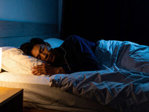 ベッドで眠る若い男性