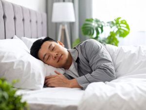 ベッドで眠る若い男性