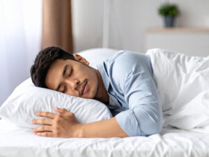 ベッドで眠る若い男性