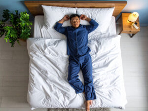 ベッドで眠る若い男性