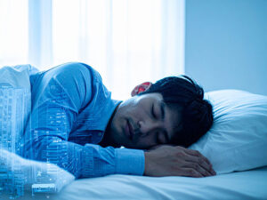 ベッドで眠る若い男性