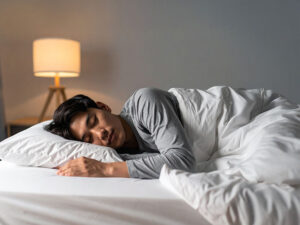 ベッドで眠る若い男性