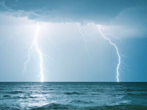 雷雲の空と稲妻