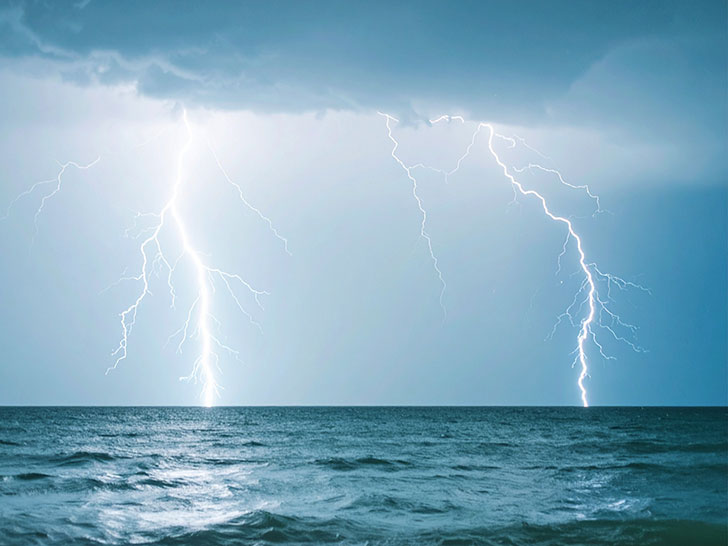 雷雲の空と稲妻