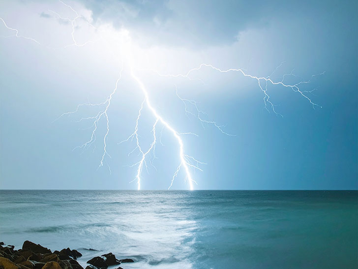 雷雲の空と稲妻