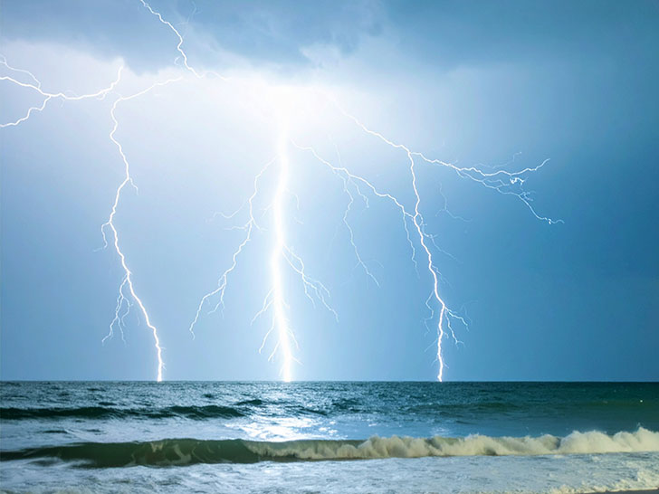 雷雲の空と稲妻