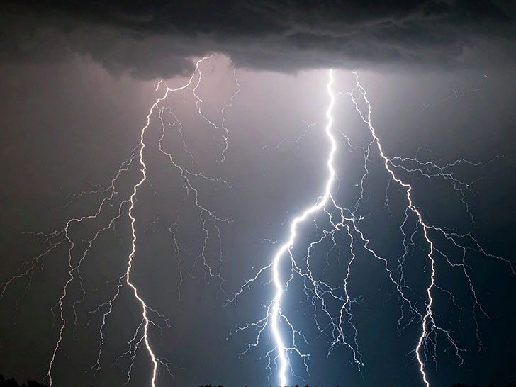 雷雲の空と稲妻