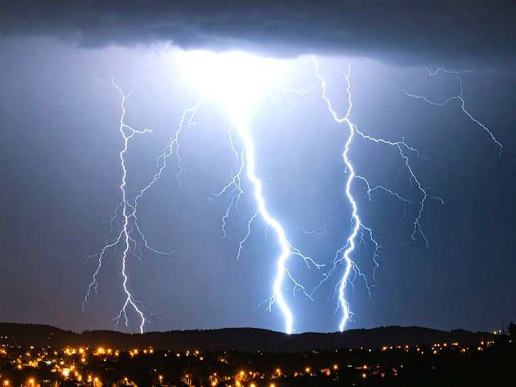 雷雲の空と稲妻