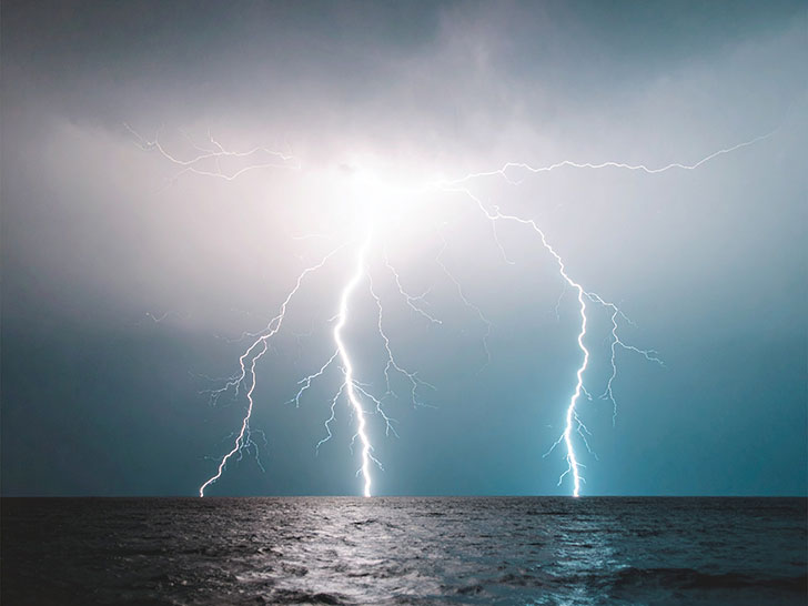 雷雲の空と稲妻