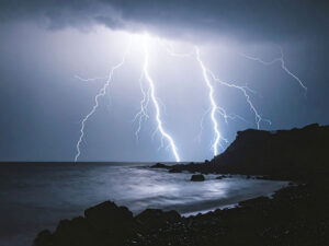 雷雲の空と稲妻