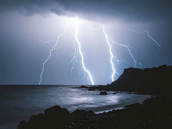 雷雲の空と稲妻