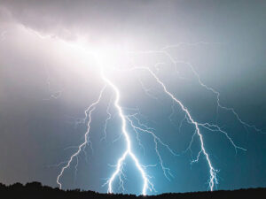 雷雲の空と稲妻