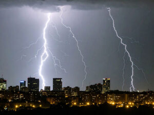 雷雲の空と稲妻