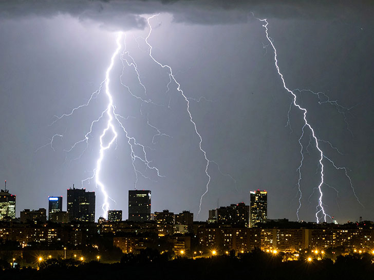 雷雲の空と稲妻
