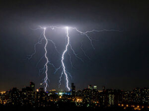 雷雲の空と稲妻