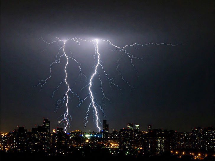 雷雲の空と稲妻