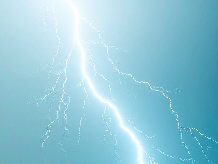 雷雲の空と稲妻