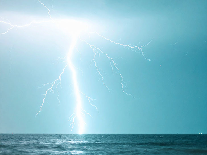 雷雲の空と稲妻