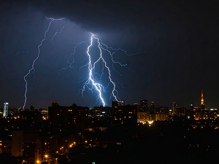 雷雲の空と稲妻