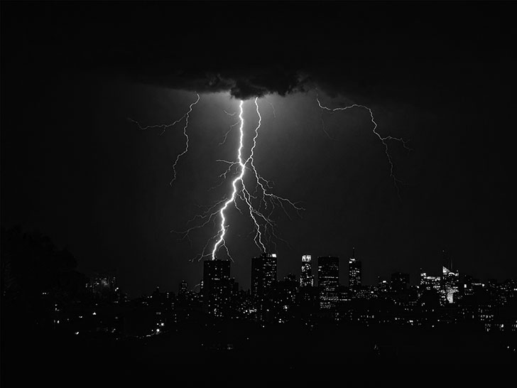 雷雲の空と稲妻