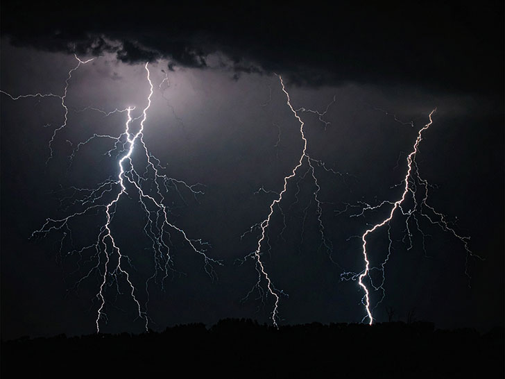 雷雲の空と稲妻