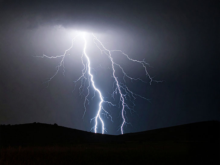 雷雲の空と稲妻