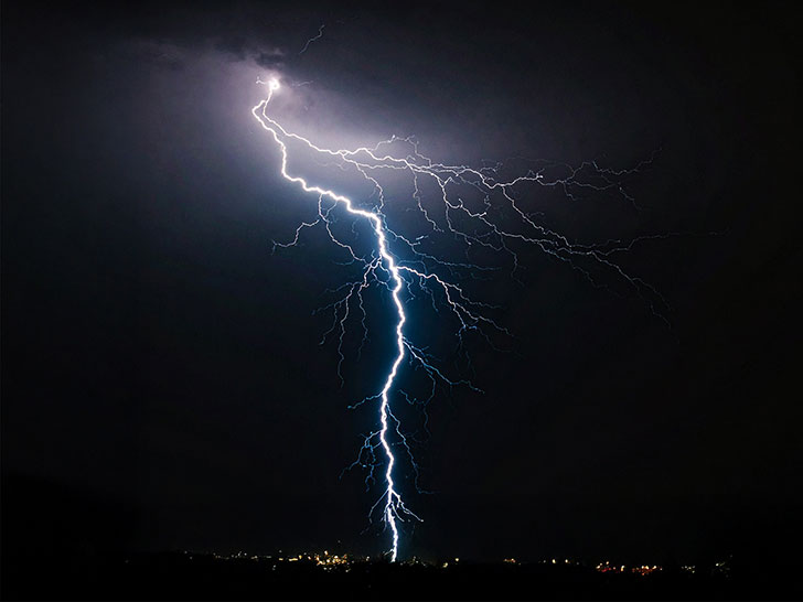 雷雲の空と稲妻
