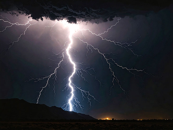 雷雲の空と稲妻