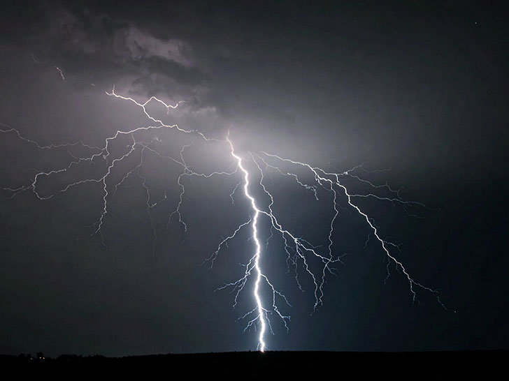 雷雲の空と稲妻