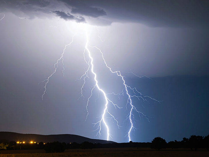 雷雲の空と稲妻
