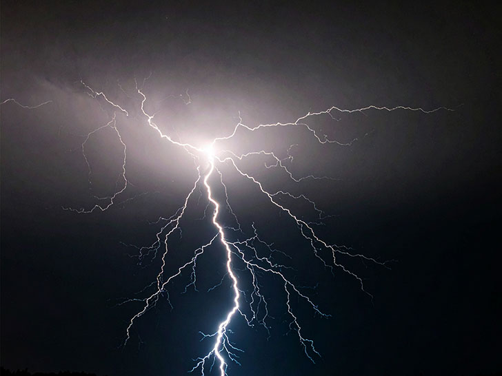 雷雲の空と稲妻