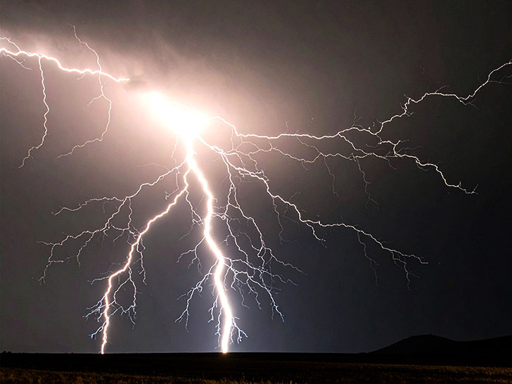 雷雲の空と稲妻